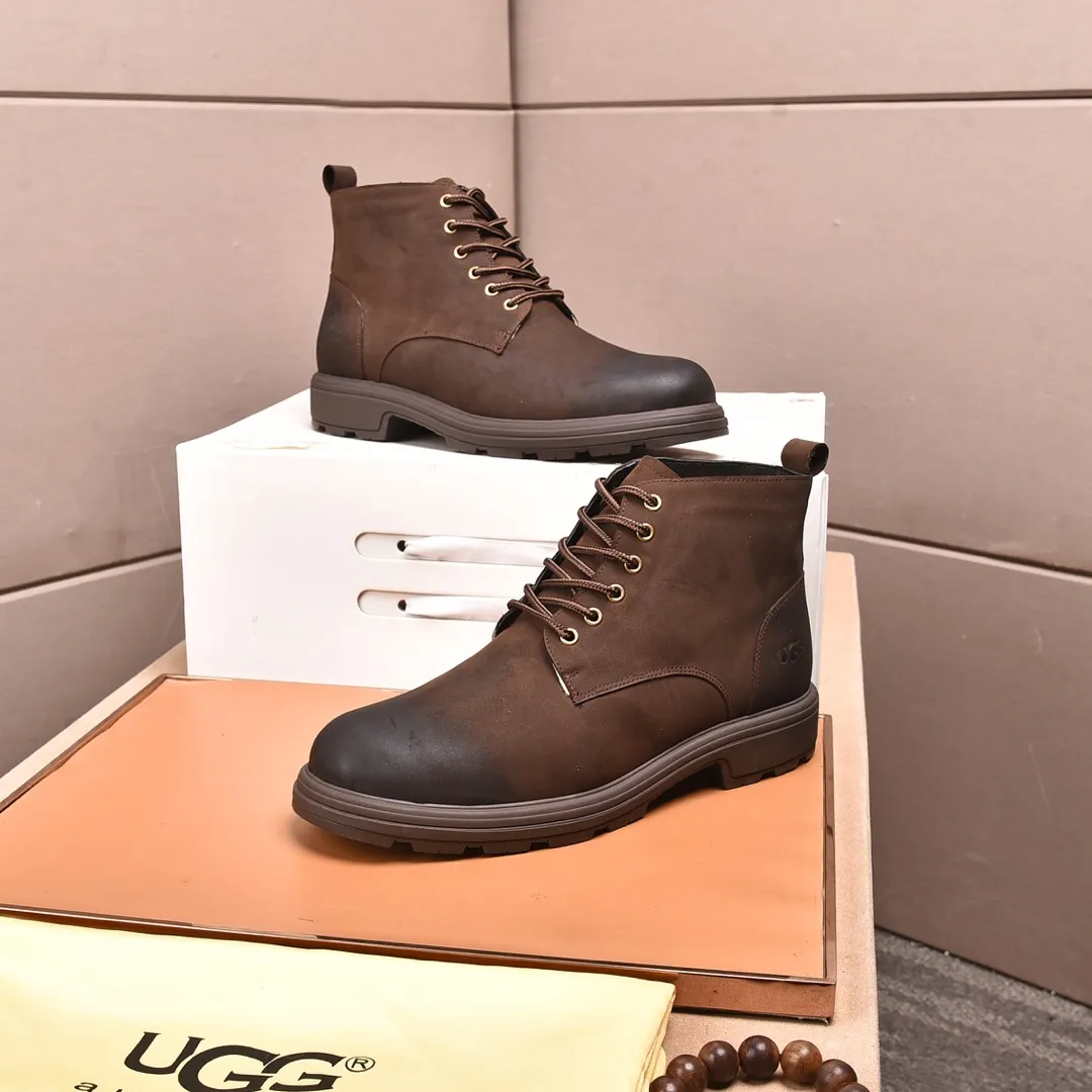 Men's shoes 💰640 (full genuine wool lining, 10% off for fake ones) Please pay attention to the quality of the original item and compare the thickness of the wool 🏮🏮 Popular UGG men's shoes from Australia's warm luxury brand, the official website is synchronized, Beckham men's style..., made of imported first-layer waxed cowhide, waxed toe cap, Australian real wool velvet lining Carefully sewn...Imported rubber Martin boots outsole (comfortable, soft and wear-resistant). I really like the quality..Exquisite workmanship. You can't put it down at first sight. Size 39-44